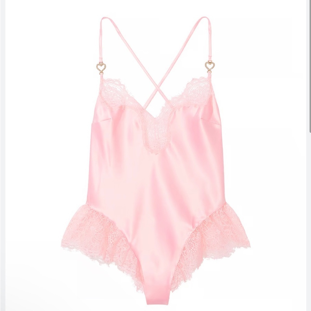 NEW VICTORIA'S SECRET
Satin Lace Shine Heart Hardware High-Leg Romper